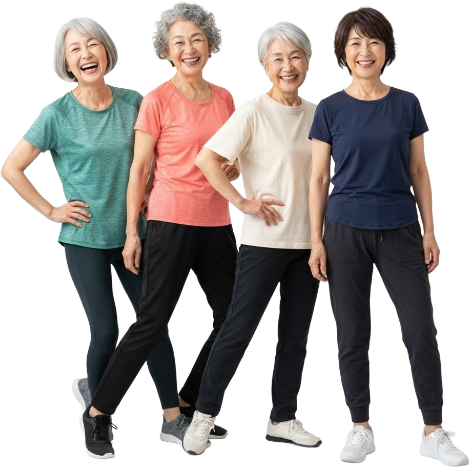 笑顔で立つ60代の女性たち