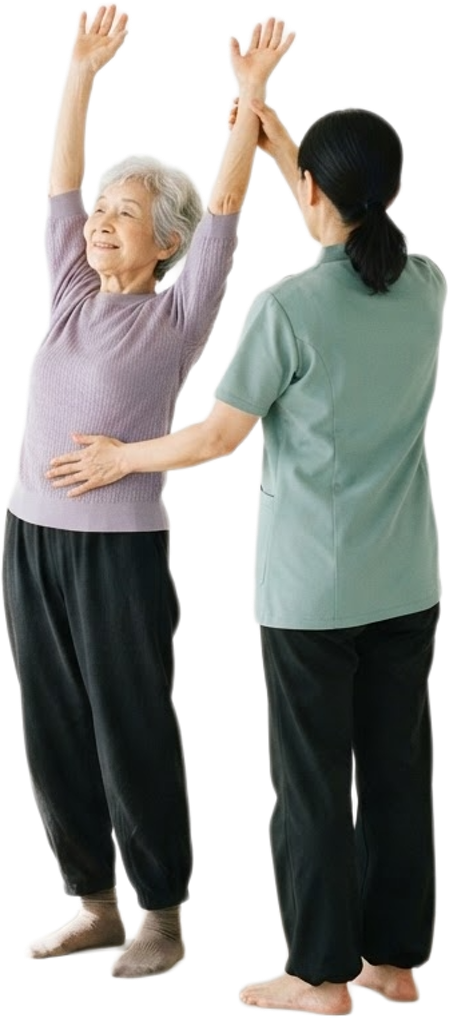 スタッフと手を合わせながら両腕を上げてストレッチする女性の写真